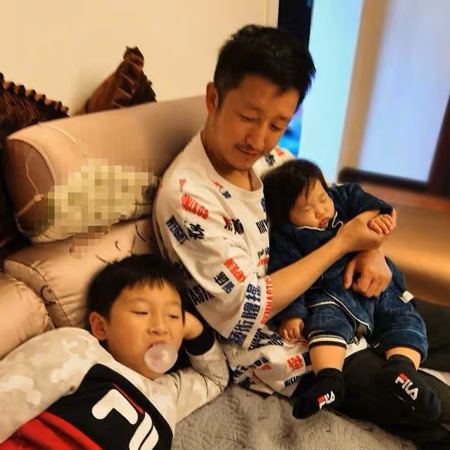 冉瑩穎曬美照感慨人生，穿短裙露S形曲線，一旁鄒市明卻無動於衷