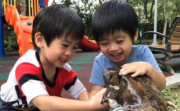 「生了個自己」是啥感覺？孫莉和黃多多撞臉，而他3個兒子沒差別