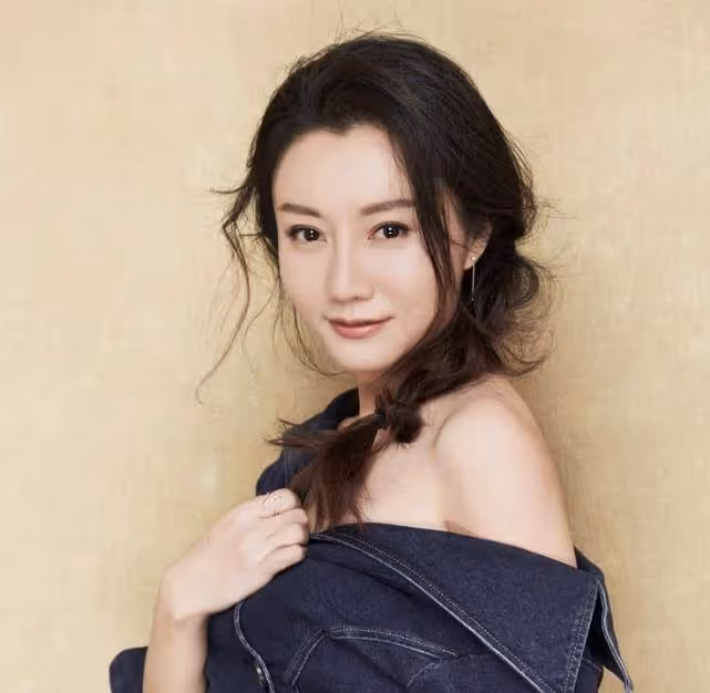 黃磊力捧的美女學生，嫁給實力派影帝，出道16年不紅卻很幸福
