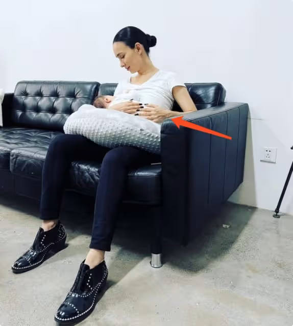 盧靖姍拍雜誌不忘帶娃，產後仨月瘦到青筋凸起，女兒愛笑人見人愛