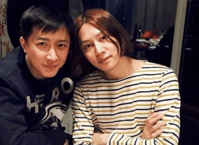 盧靖姍拍雜誌不忘帶娃，產後仨月瘦到青筋凸起，女兒愛笑人見人愛