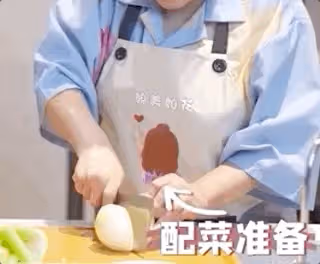 向太為向華強做牛肉麵，自稱小女人服從性很高，用超大鍋好接地氣