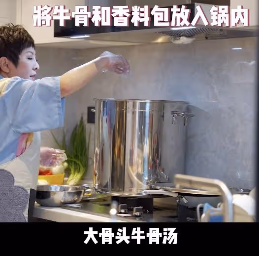 向太為向華強做牛肉麵，自稱小女人服從性很高，用超大鍋好接地氣