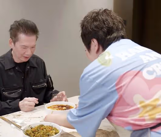 向太為向華強做牛肉麵，自稱小女人服從性很高，用超大鍋好接地氣