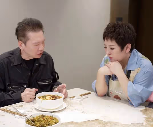 向太為向華強做牛肉麵，自稱小女人服從性很高，用超大鍋好接地氣