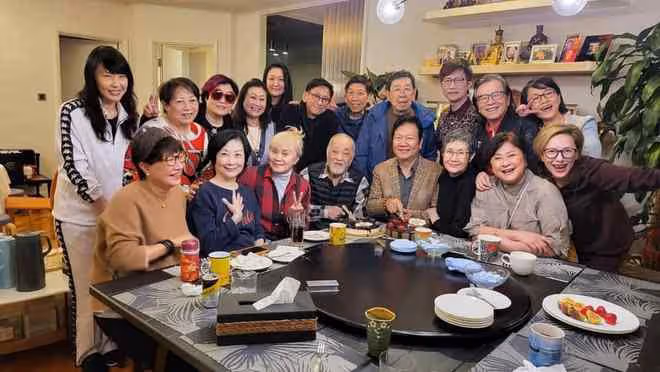 老戲骨盧海鵬迎81歲生日,鬚髮皆白變化大,眾星齊聚豪宅太熱鬧