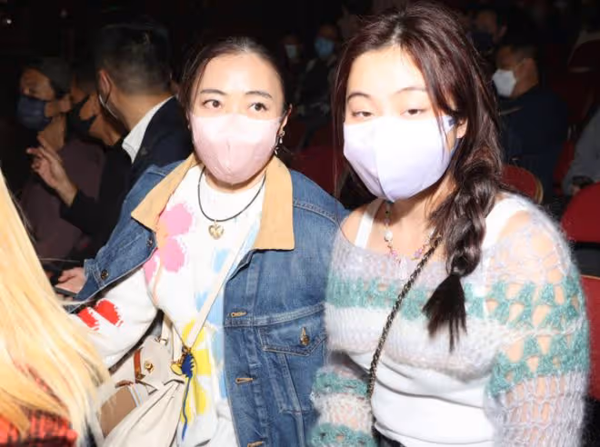 48歲陳奕迅開演唱會，妻子病癒後現身支持，18歲女兒罕露面顏值高