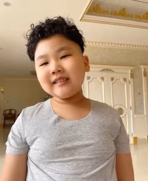 郭德綱7歲兒子長大了!臉頰變瘦顏值逆襲,疑打耳洞大耳垂吸睛