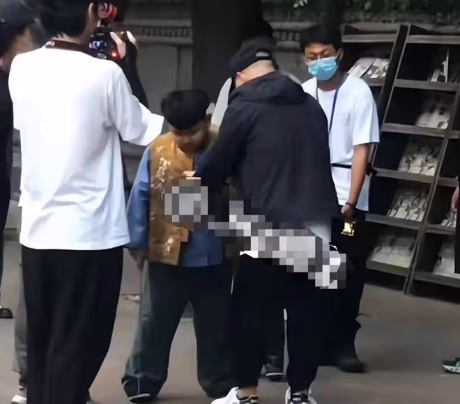 郭德綱7歲兒子長大了!臉頰變瘦顏值逆襲,疑打耳洞大耳垂吸睛