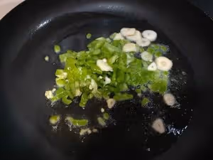 超下飯的簡單家常菜—胡蘿蔔炒香腸