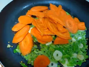 超下飯的簡單家常菜—胡蘿蔔炒香腸