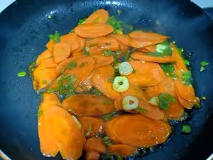 超下飯的簡單家常菜—胡蘿蔔炒香腸