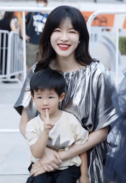 曹雲金前妻唐菀自曝被確診新冠，母親也被感染，4歲女兒很健康