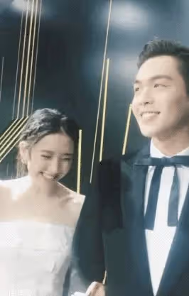 唐藝昕曬35歲慶生照，疑獲張若昀送櫻桃蛋糕，老公視角下笑容甜美