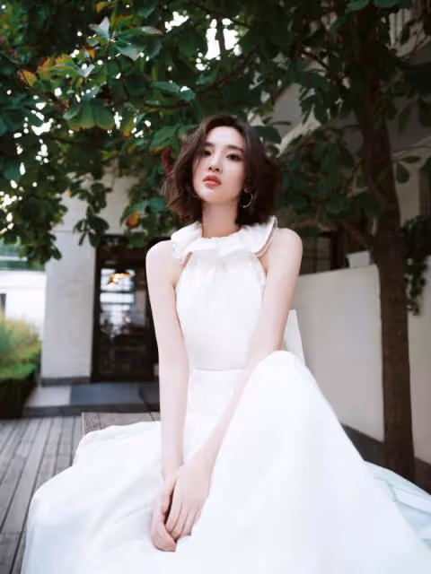 唐藝昕曬35歲慶生照，疑獲張若昀送櫻桃蛋糕，老公視角下笑容甜美