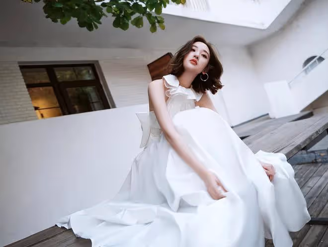 唐藝昕曬35歲慶生照，疑獲張若昀送櫻桃蛋糕，老公視角下笑容甜美