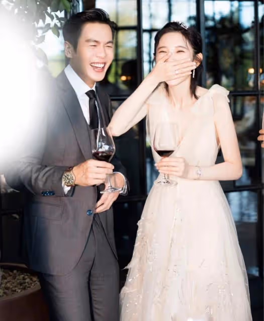 唐藝昕曬35歲慶生照，疑獲張若昀送櫻桃蛋糕，老公視角下笑容甜美