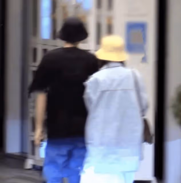 唐藝昕曬35歲慶生照，疑獲張若昀送櫻桃蛋糕，老公視角下笑容甜美