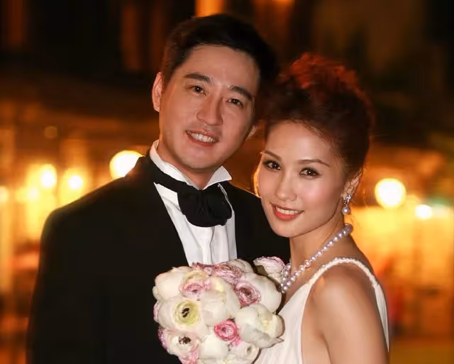 香港知名女星凍齡有術！馬甲線若隱若現，嫁美食大亨婚姻幸福