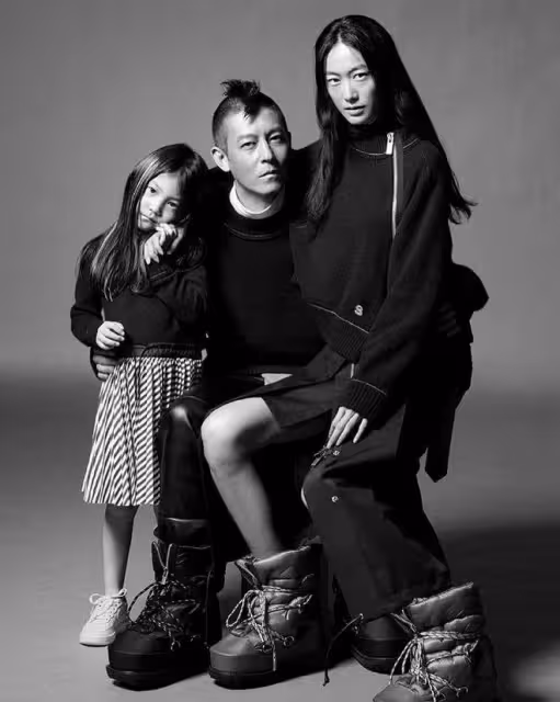 陳冠希曬全家廣告大片，一手抱妻子一手抱女兒，一家三口又酷又颯