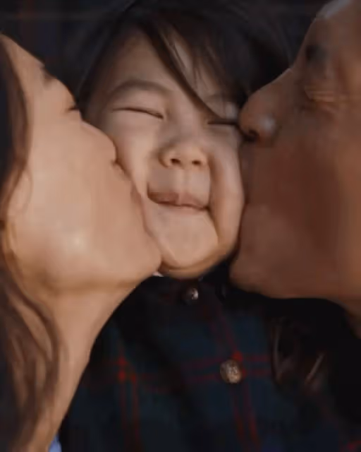 陳冠希曬全家廣告大片，一手抱妻子一手抱女兒，一家三口又酷又颯