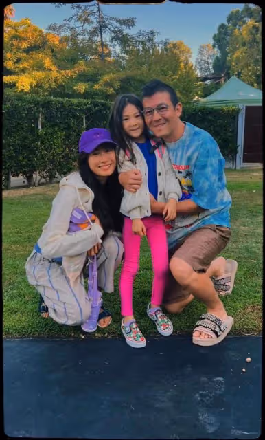 陳冠希曬全家廣告大片，一手抱妻子一手抱女兒，一家三口又酷又颯