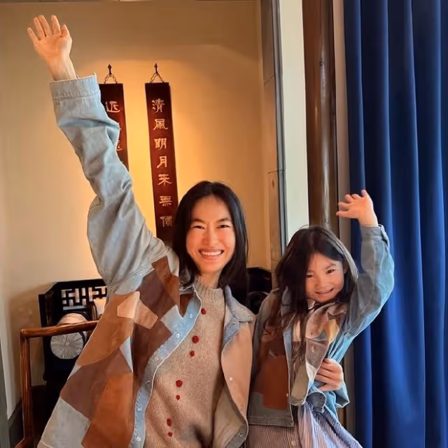 陳冠希曬全家廣告大片，一手抱妻子一手抱女兒，一家三口又酷又颯