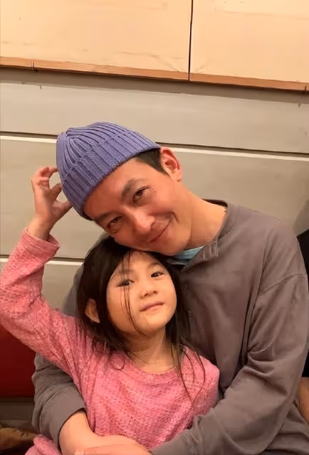 陳冠希曬全家廣告大片，一手抱妻子一手抱女兒，一家三口又酷又颯
