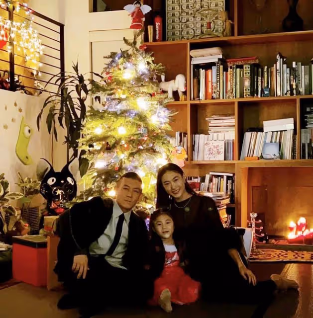 陳冠希曬全家廣告大片，一手抱妻子一手抱女兒，一家三口又酷又颯