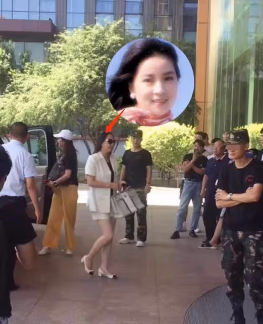 網友偶遇成龍妻子短裙現身，66歲身材氣質依舊不凡，拎20萬包超搶眼，網友：真美！