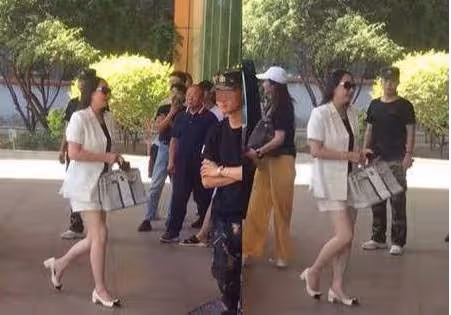 網友偶遇成龍妻子短裙現身，66歲身材氣質依舊不凡，拎20萬包超搶眼，網友：真美！