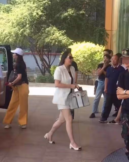 網友偶遇成龍妻子短裙現身，66歲身材氣質依舊不凡，拎20萬包超搶眼，網友：真美！