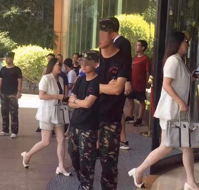 網友偶遇成龍妻子短裙現身，66歲身材氣質依舊不凡，拎20萬包超搶眼，網友：真美！