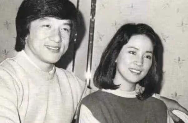 網友偶遇成龍妻子短裙現身，66歲身材氣質依舊不凡，拎20萬包超搶眼，網友：真美！