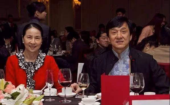網友偶遇成龍妻子短裙現身，66歲身材氣質依舊不凡，拎20萬包超搶眼，網友：真美！