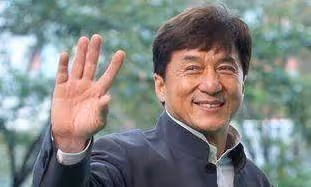 網友偶遇成龍妻子短裙現身，66歲身材氣質依舊不凡，拎20萬包超搶眼，網友：真美！