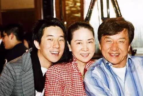網友偶遇成龍妻子短裙現身，66歲身材氣質依舊不凡，拎20萬包超搶眼，網友：真美！