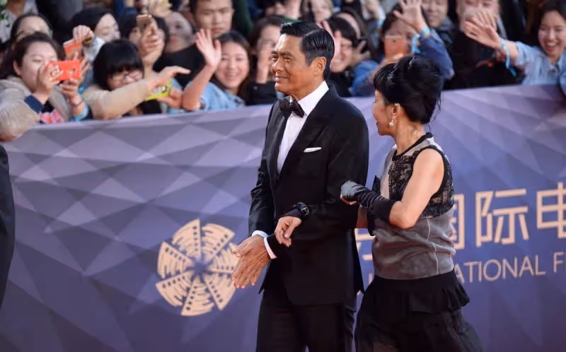 周潤發老婆太會穿！拼接裙配赫本頭太優雅，風采不輸明星，63歲了還很靚