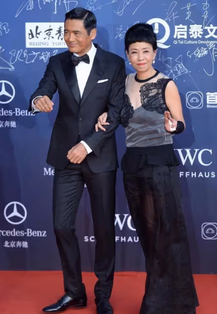 周潤發老婆太會穿！拼接裙配赫本頭太優雅，風采不輸明星，63歲了還很靚