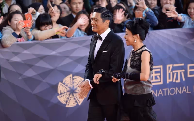 周潤發老婆太會穿！拼接裙配赫本頭太優雅，風采不輸明星，63歲了還很靚
