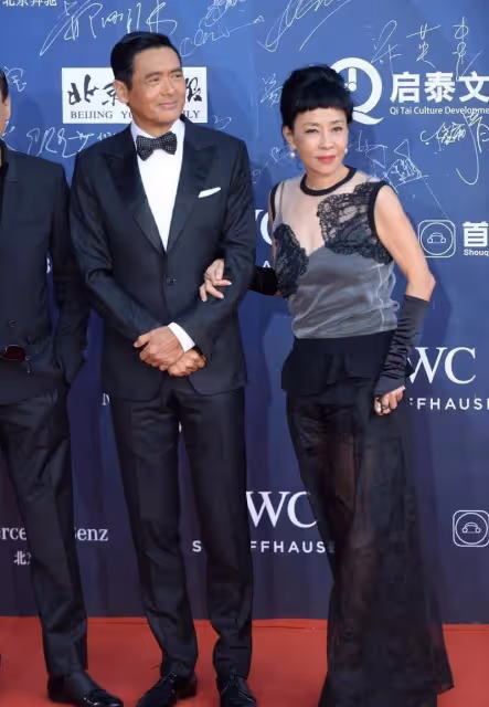 周潤發老婆太會穿！拼接裙配赫本頭太優雅，風采不輸明星，63歲了還很靚