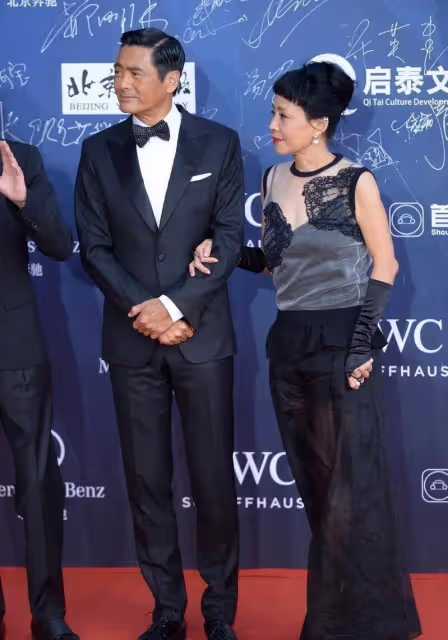 周潤發老婆太會穿！拼接裙配赫本頭太優雅，風采不輸明星，63歲了還很靚