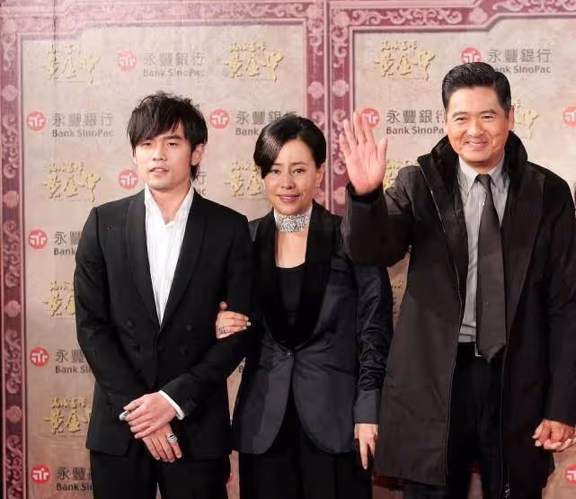 周潤發老婆太會穿！拼接裙配赫本頭太優雅，風采不輸明星，63歲了還很靚