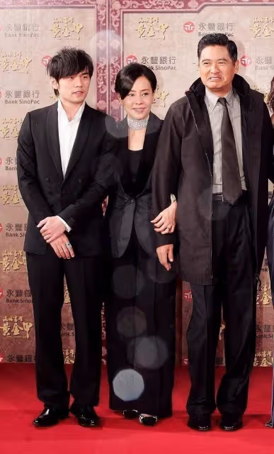 周潤發老婆太會穿！拼接裙配赫本頭太優雅，風采不輸明星，63歲了還很靚