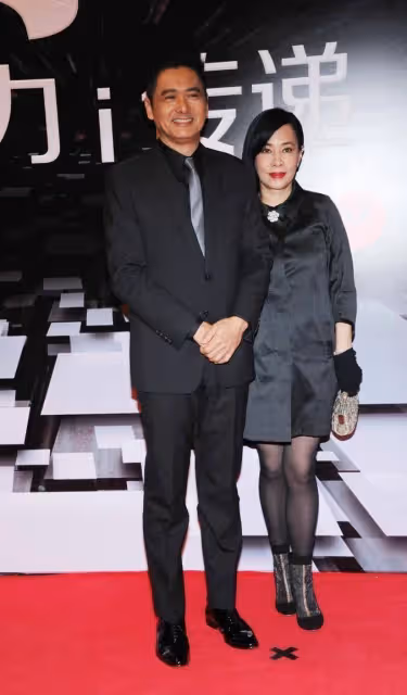 周潤發老婆太會穿！拼接裙配赫本頭太優雅，風采不輸明星，63歲了還很靚
