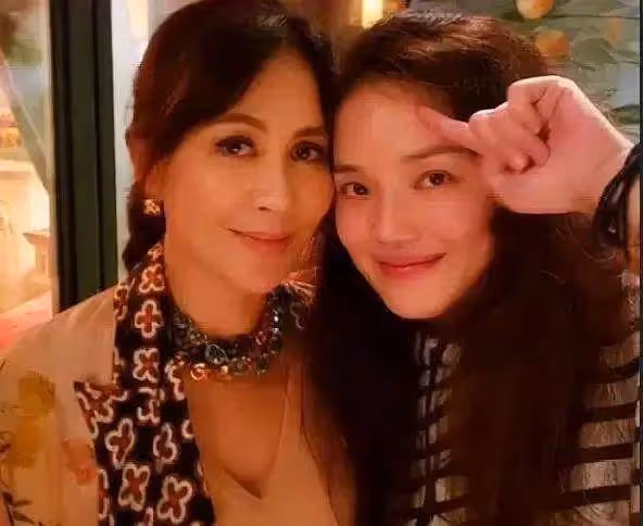 舒淇去劉嘉玲家做客！中途去廁所，劉嘉玲看後當場「讓人砸了馬桶」：根本無法忍受❗️