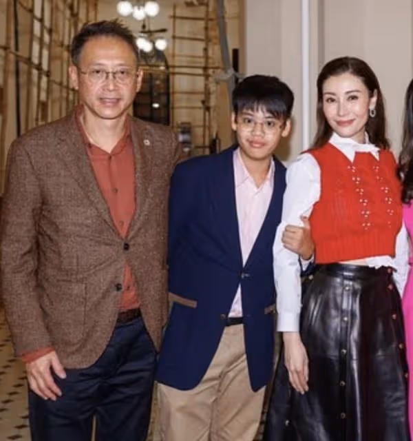 李嘉欣曬一家三口近照，和丈夫同框像父女，與11歲兒子牽手似姐弟