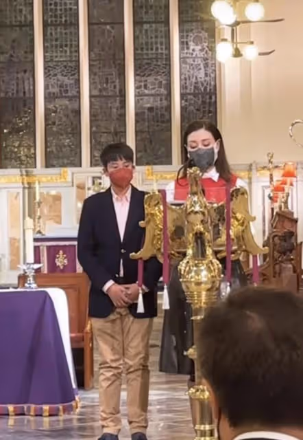 李嘉欣曬一家三口近照，和丈夫同框像父女，與11歲兒子牽手似姐弟