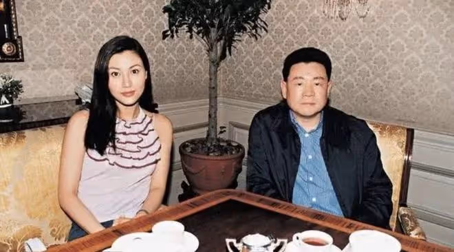 李嘉欣曬一家三口近照，和丈夫同框像父女，與11歲兒子牽手似姐弟