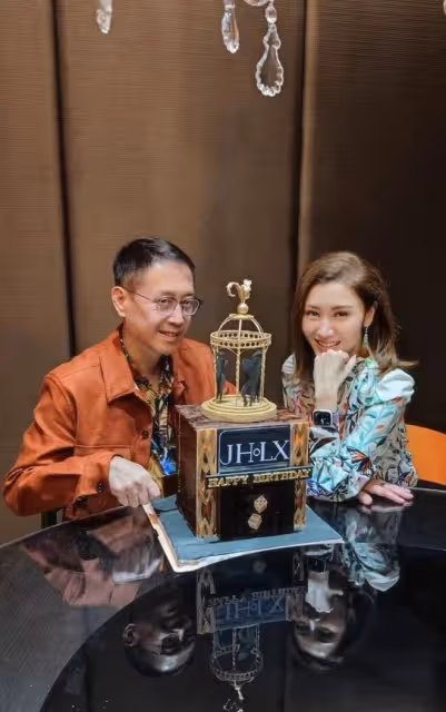 李嘉欣曬一家三口近照，和丈夫同框像父女，與11歲兒子牽手似姐弟